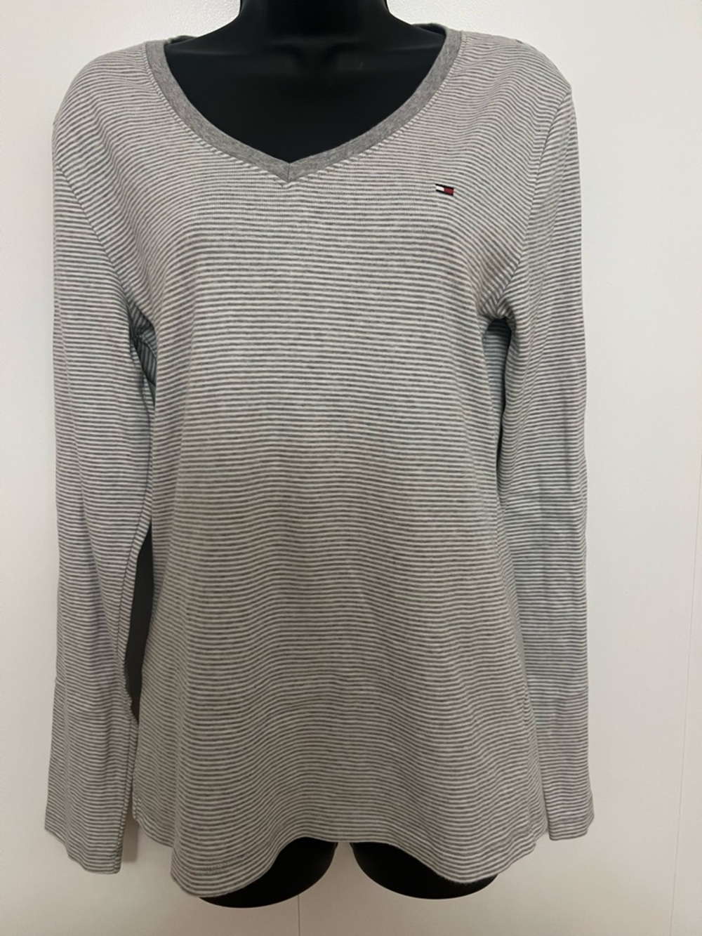 Tommy Hilfiger Women's Gray Striped V-Neck Long Sleeve Top